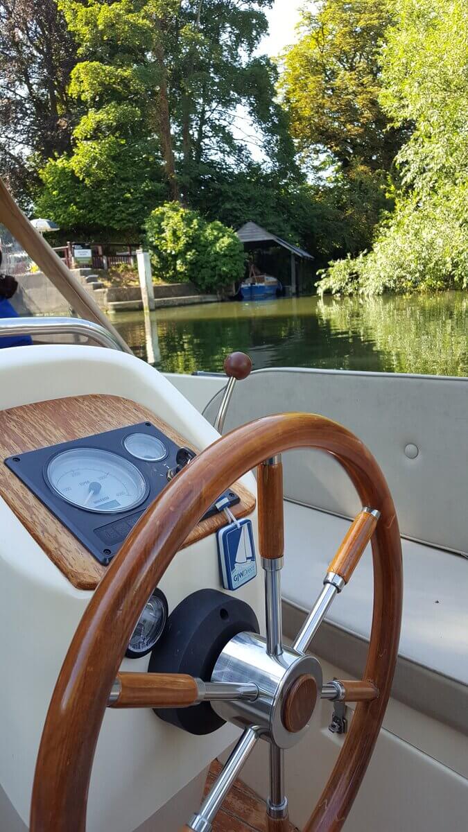 The helm of 6-seater boat for hire in Henley-on-Thames