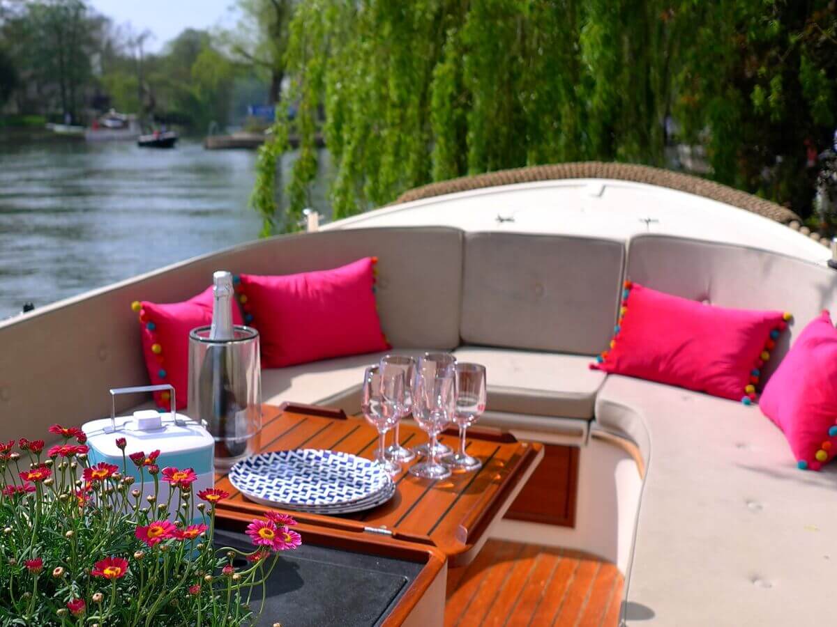 6-seater boat for hire in Henley-on-Thames
