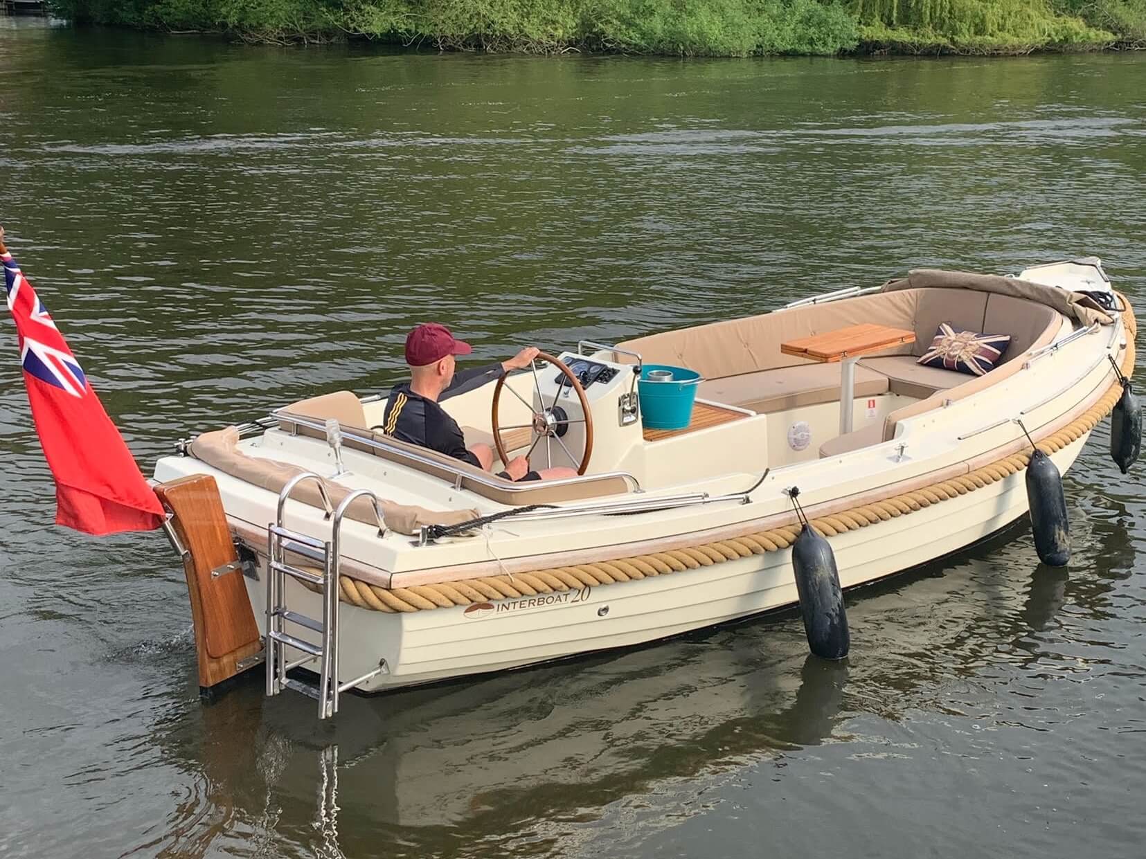 Modern 8-person boat for hire in Henley-on-Thames
