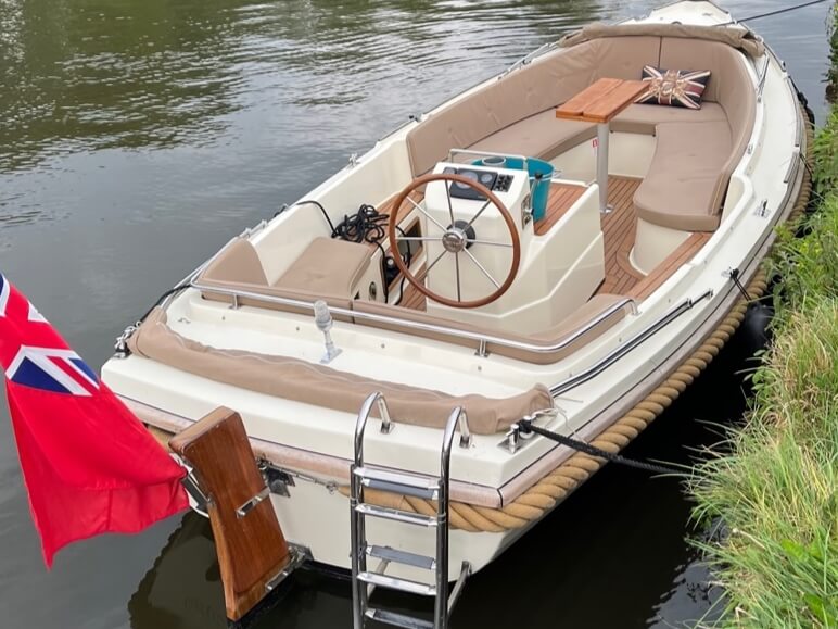 Modern 8-person boat for hire in Henley-on-Thames