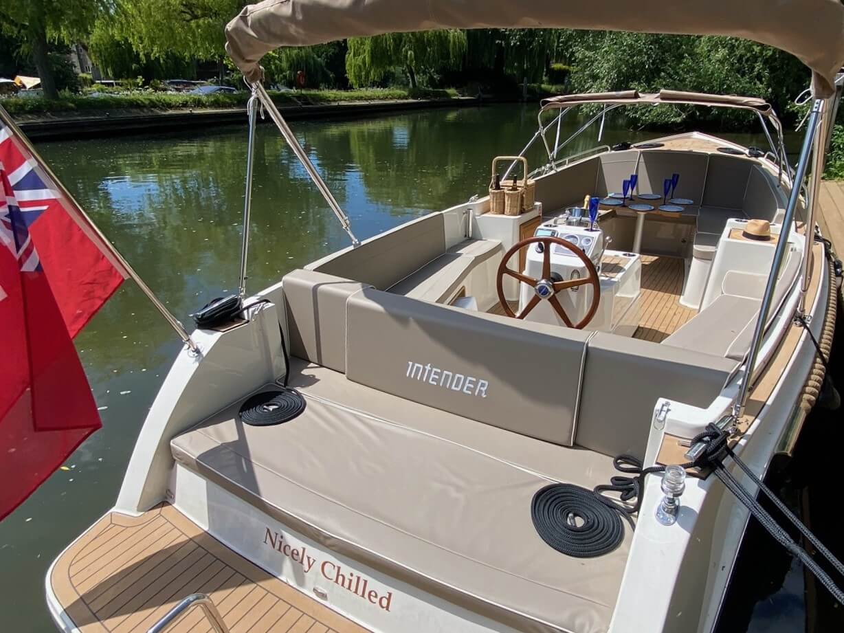8 person boat for hire in Henley-on-Thames